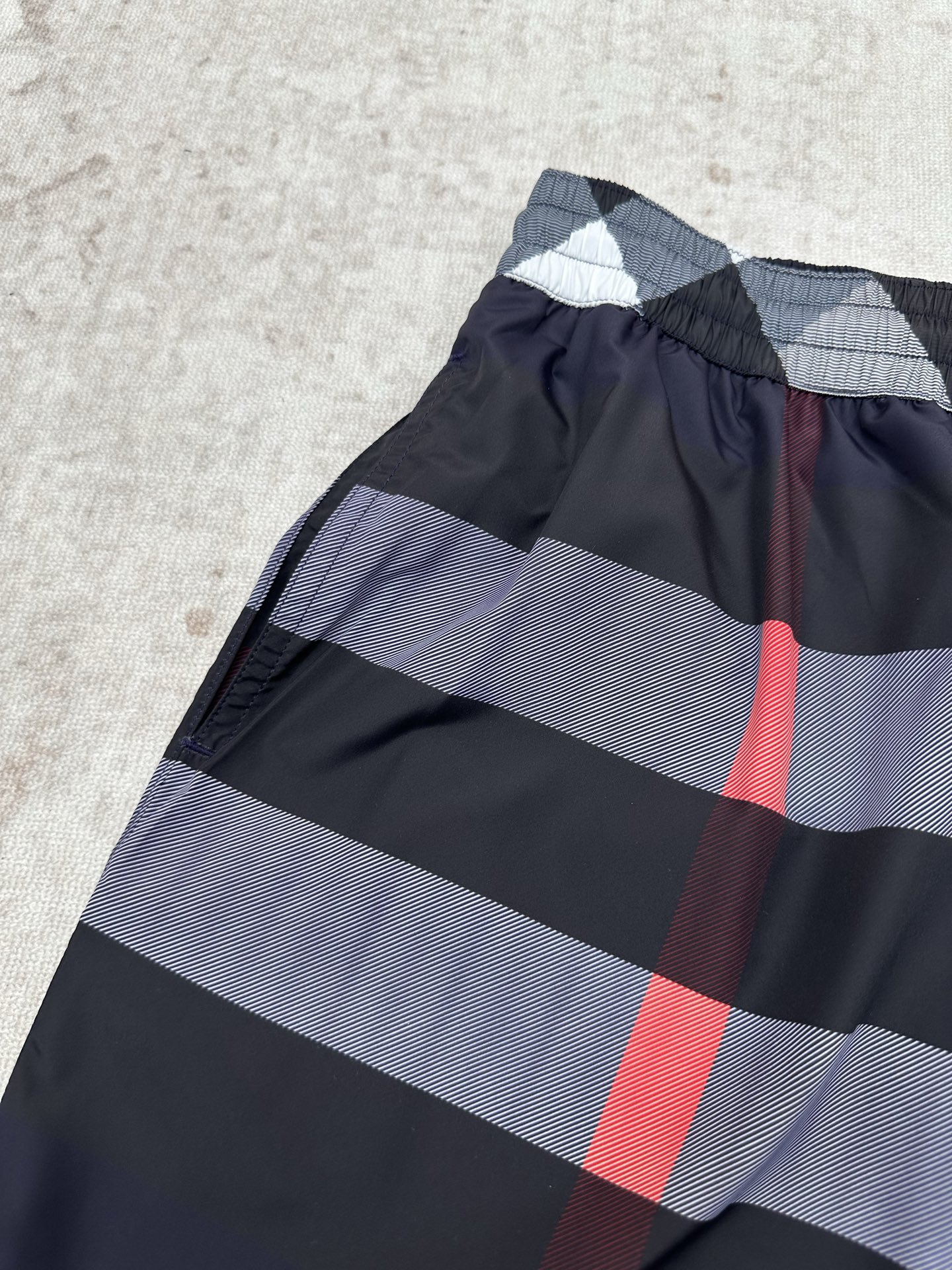 Burberry 巴宝莉 26ss 新款抽绳式游泳裤，装饰精纺 Burberry 格纹。呈现休闲版型，搭配网眼内衬