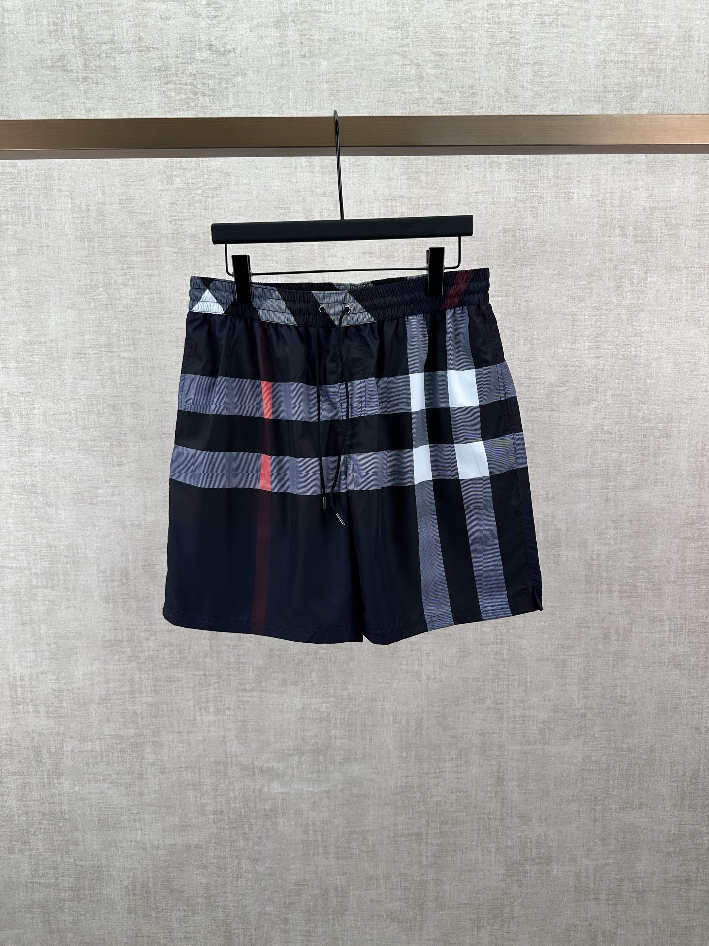 Burberry 巴宝莉 26ss 新款抽绳式游泳裤，装饰精纺 Burberry 格纹。呈现休闲版型，搭配网眼内衬
