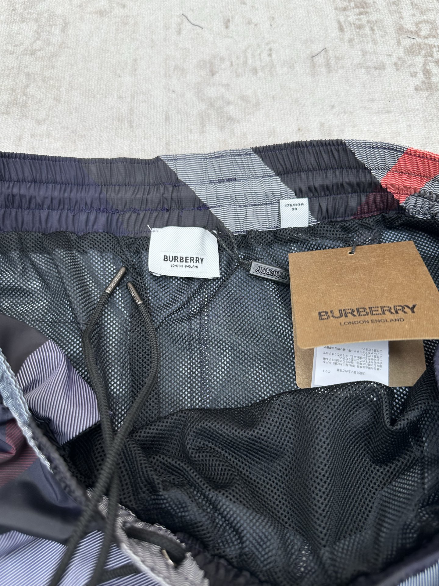 Burberry 巴宝莉 26ss 新款抽绳式游泳裤，装饰精纺 Burberry 格纹。呈现休闲版型，搭配网眼内衬