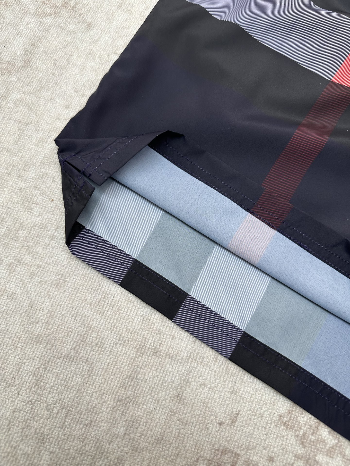Burberry 巴宝莉 26ss 新款抽绳式游泳裤，装饰精纺 Burberry 格纹。呈现休闲版型，搭配网眼内衬