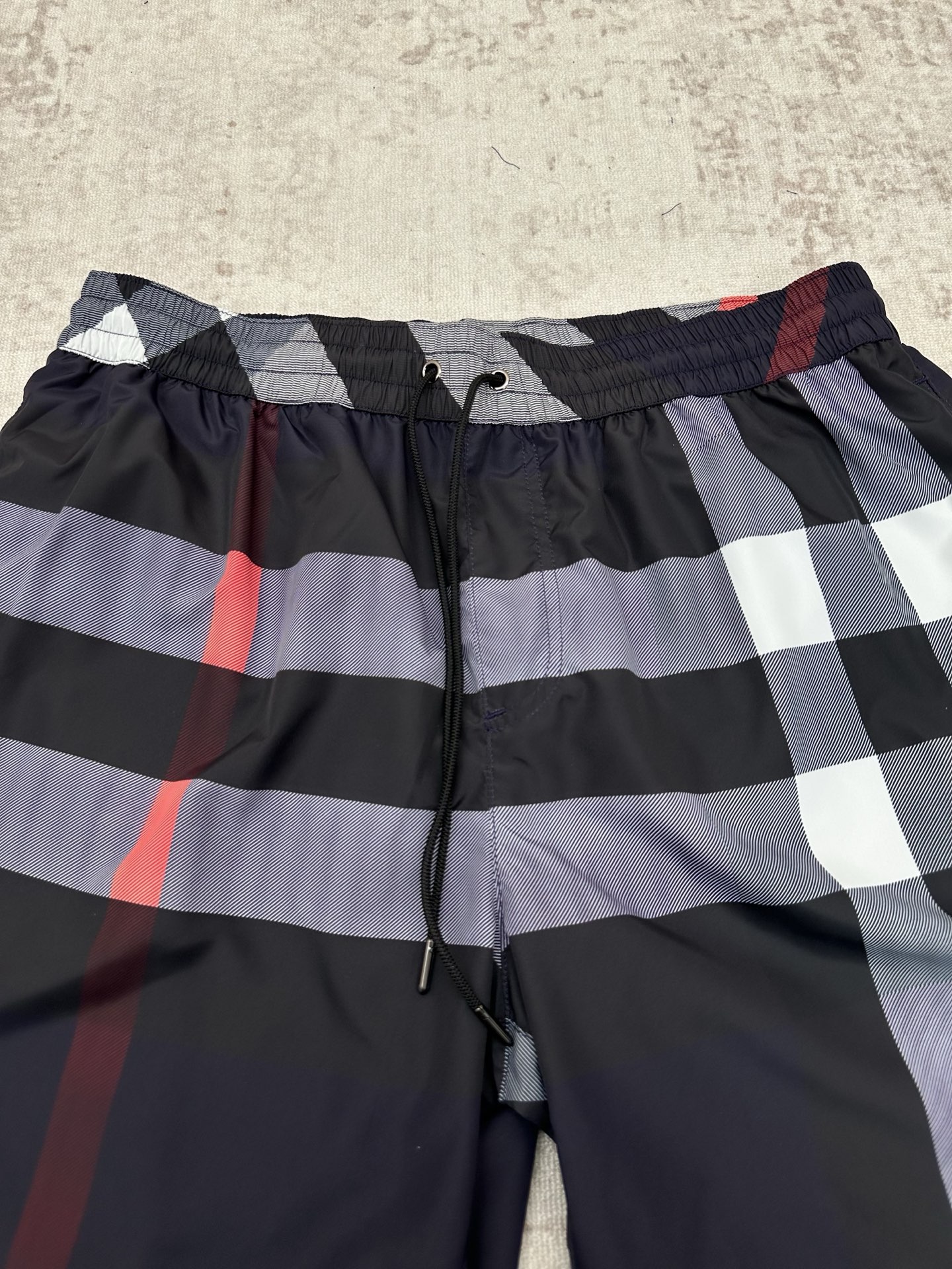 Burberry 巴宝莉 26ss 新款抽绳式游泳裤，装饰精纺 Burberry 格纹。呈现休闲版型，搭配网眼内衬