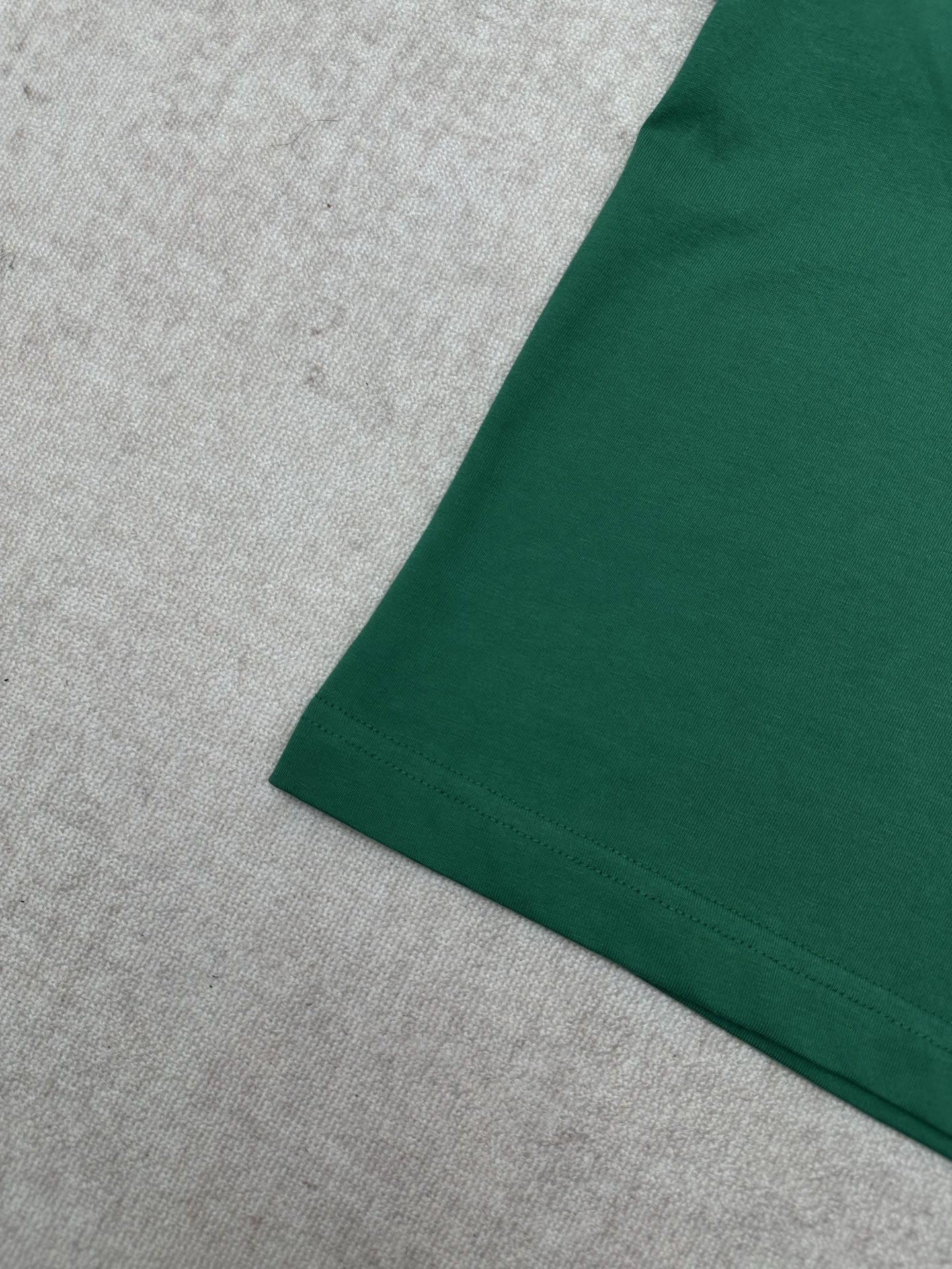 Burberry 巴宝莉 26ss 新款T 恤衫 选用轻盈平织棉面料打造 呈现常规版型 点缀簇绒马术骑士徽标（EKD）刺绣