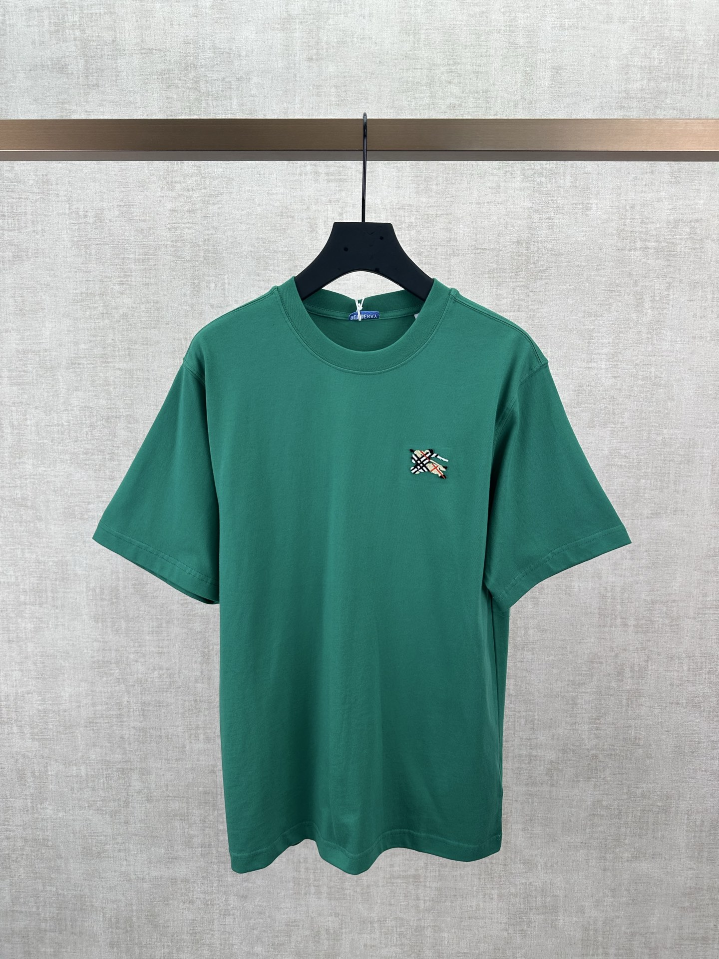Burberry 巴宝莉 26ss 新款T 恤衫 选用轻盈平织棉面料打造 呈现常规版型 点缀簇绒马术骑士徽标（EKD）刺绣