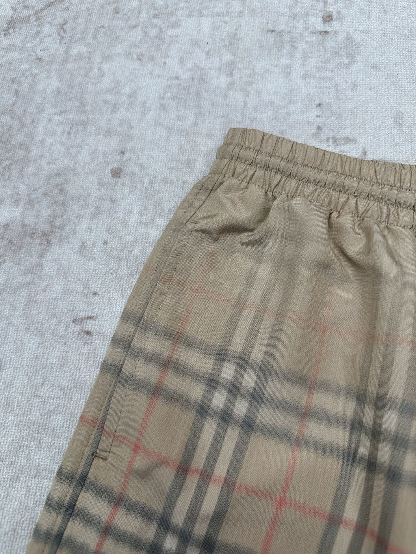 Burberry 巴宝莉 26ss 新款选用轻盈翻面绒棉质面料打造短裤 呈现休闲版型 创意采用渐变风格