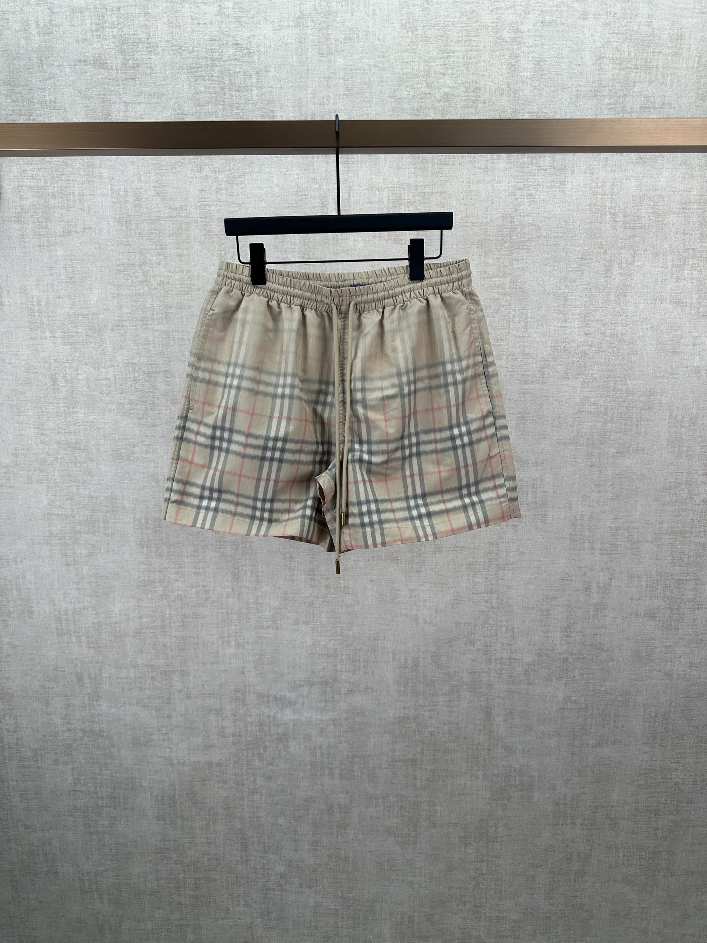 Burberry 巴宝莉 26ss 新款选用轻盈翻面绒棉质面料打造短裤 呈现休闲版型 创意采用渐变风格