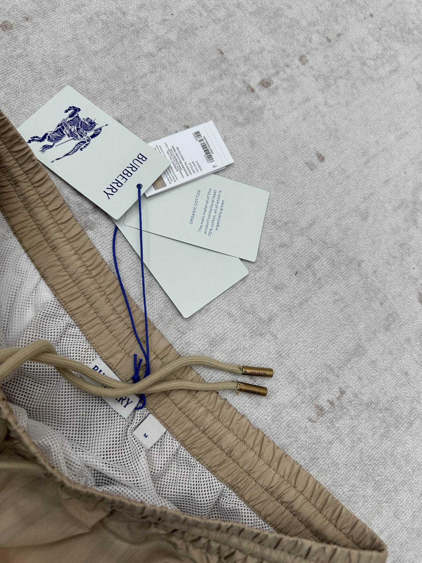 Burberry 巴宝莉 26ss 新款选用轻盈翻面绒棉质面料打造短裤 呈现休闲版型 创意采用渐变风格