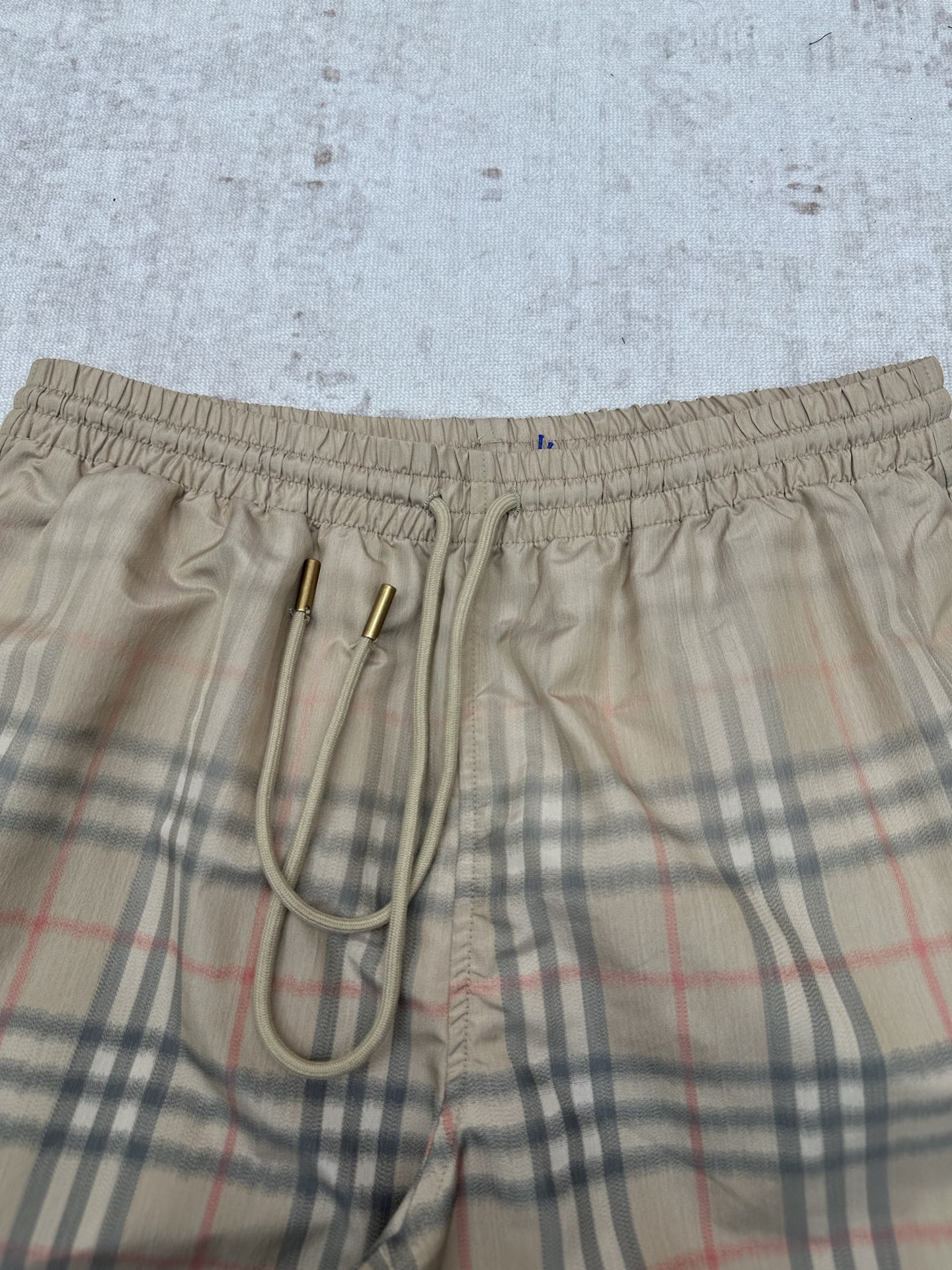 Burberry 巴宝莉 26ss 新款选用轻盈翻面绒棉质面料打造短裤 呈现休闲版型 创意采用渐变风格
