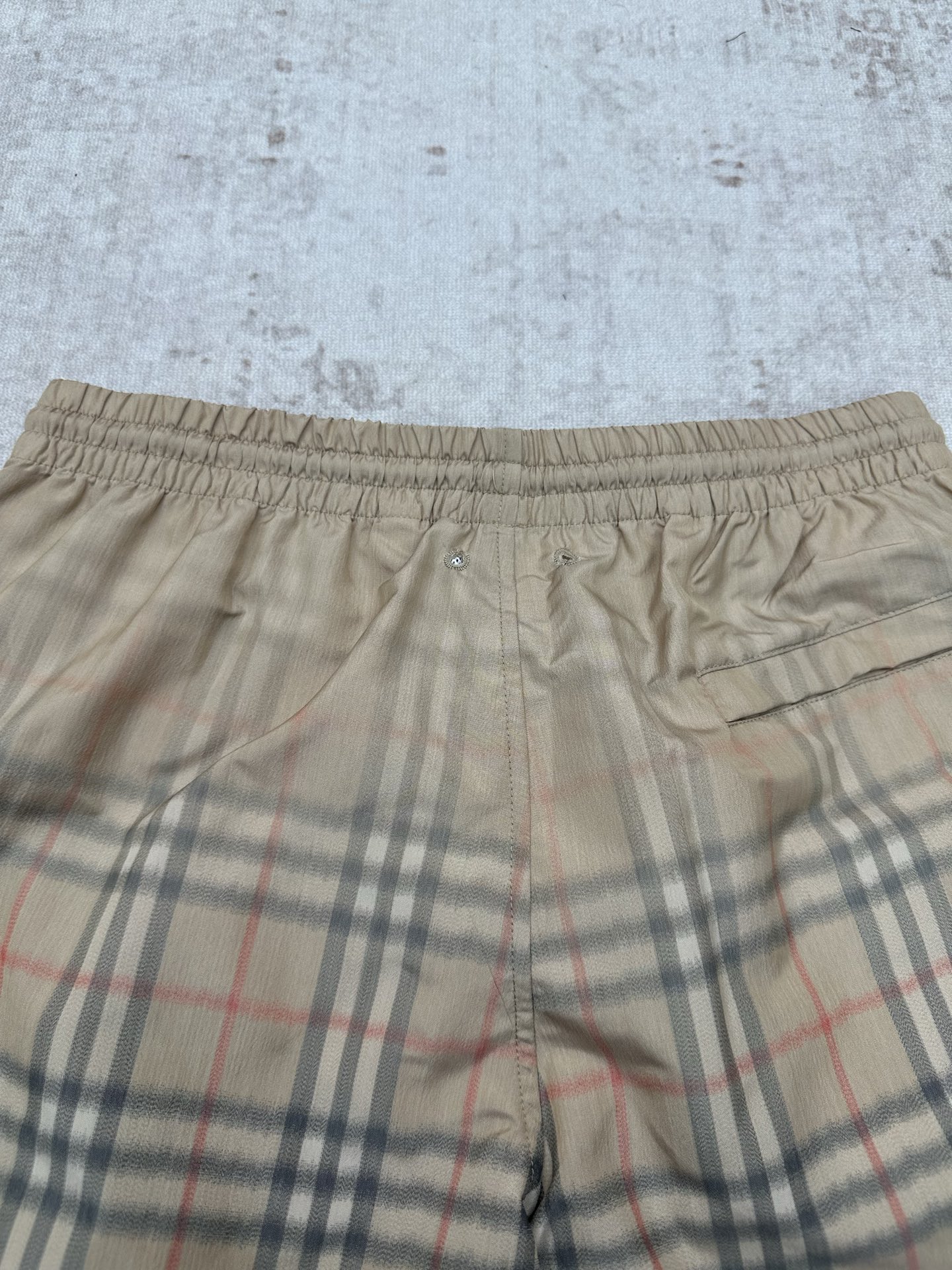Burberry 巴宝莉 26ss 新款选用轻盈翻面绒棉质面料打造短裤 呈现休闲版型 创意采用渐变风格