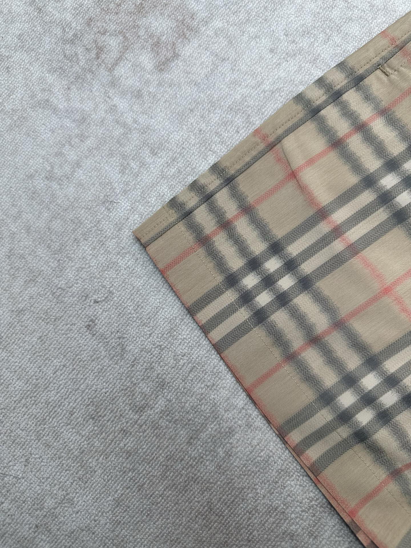 Burberry 巴宝莉 26ss 新款选用轻盈翻面绒棉质面料打造短裤 呈现休闲版型 创意采用渐变风格