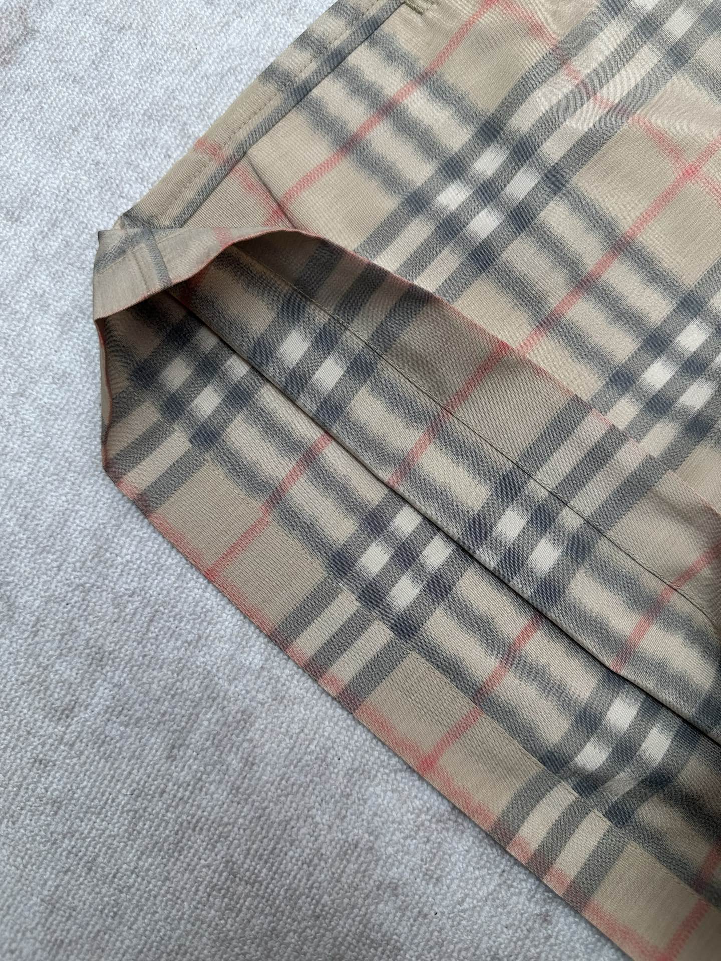 Burberry 巴宝莉 26ss 新款选用轻盈翻面绒棉质面料打造短裤 呈现休闲版型 创意采用渐变风格