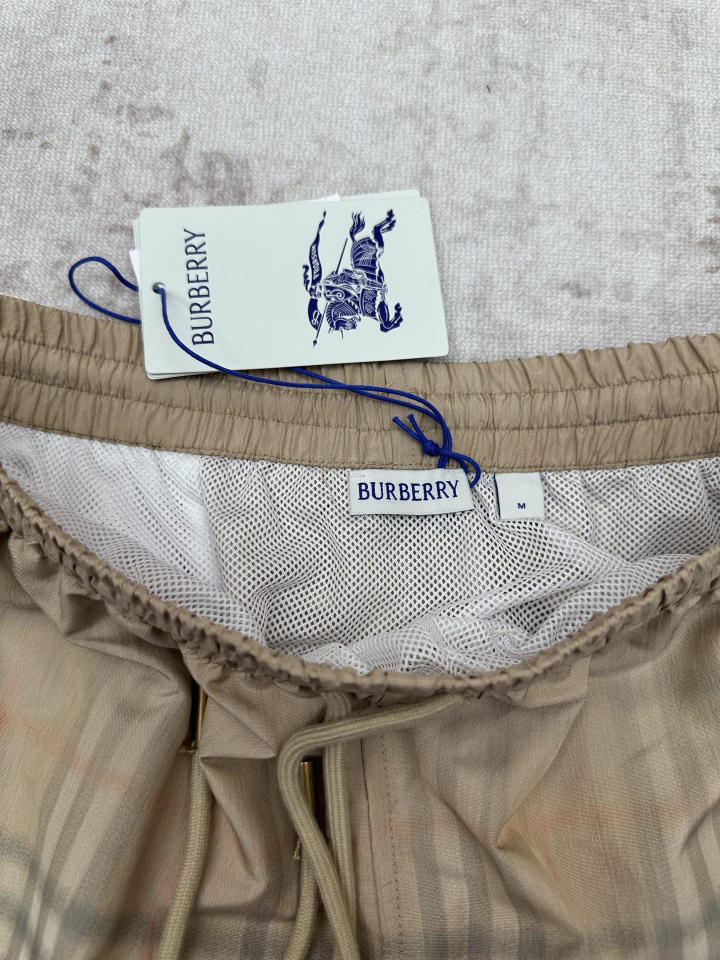Burberry 巴宝莉 26ss 新款选用轻盈翻面绒棉质面料打造短裤 呈现休闲版型 创意采用渐变风格