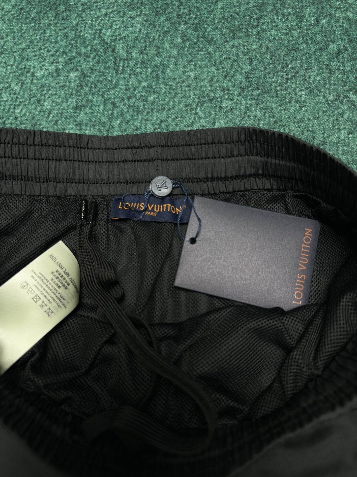 Louis Vuitton 驴家 26ss 新款沙滩短裤于速干科技面料铺陈全幅 Damier 压纹 再借 Marque L