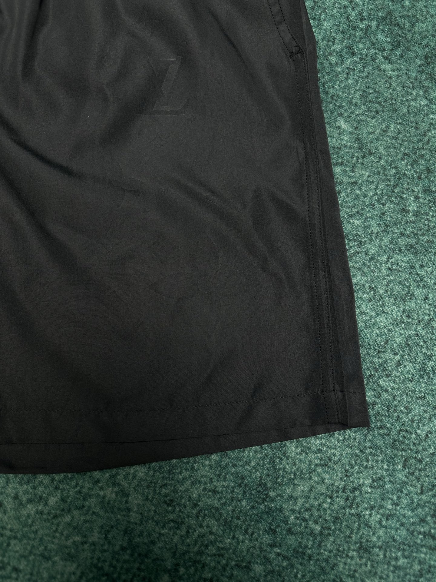 Louis Vuitton 驴家 26ss 新款沙滩短裤于速干科技面料铺陈全幅 Damier 压纹 再借 Marque L