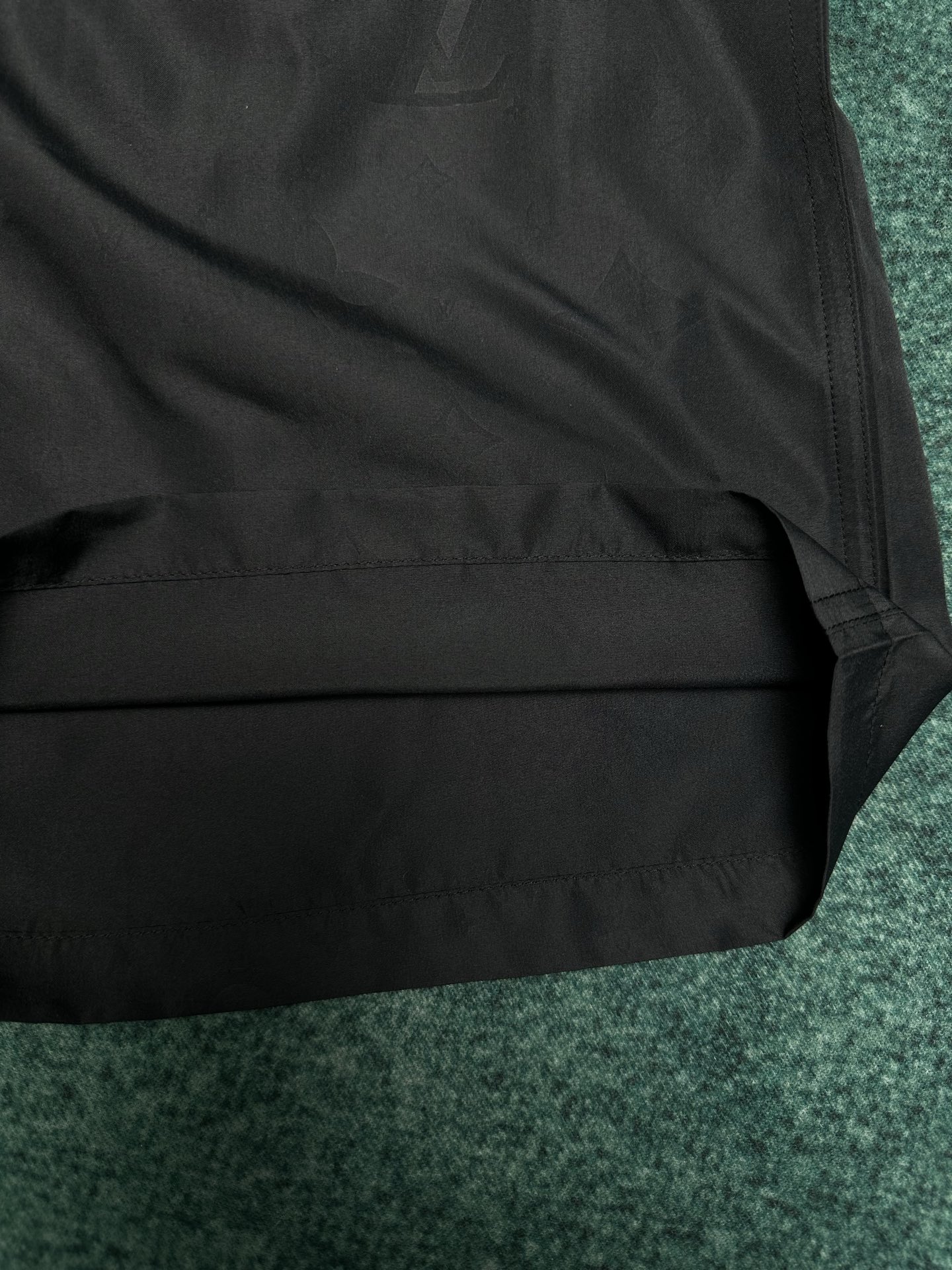 Louis Vuitton 驴家 26ss 新款沙滩短裤于速干科技面料铺陈全幅 Damier 压纹 再借 Marque L