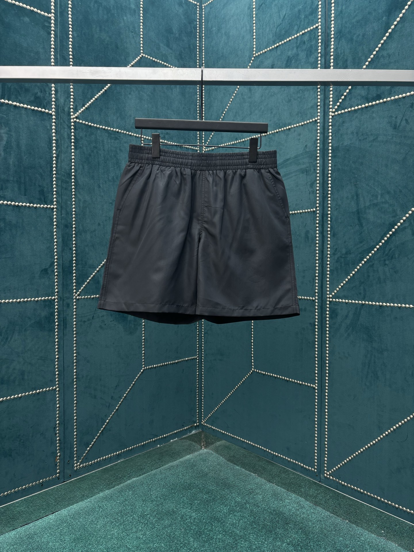 Louis Vuitton 驴家 26ss 新款沙滩短裤于速干科技面料铺陈全幅 Damier 压纹 再借 Marque L