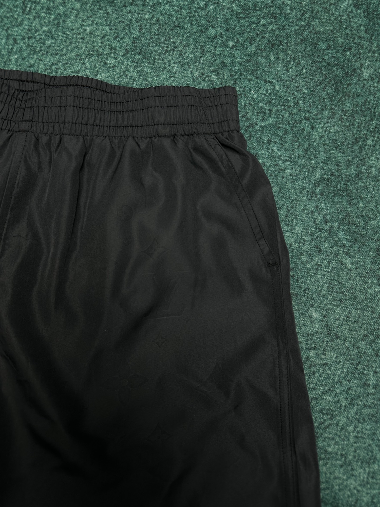 Louis Vuitton 驴家 26ss 新款沙滩短裤于速干科技面料铺陈全幅 Damier 压纹 再借 Marque L