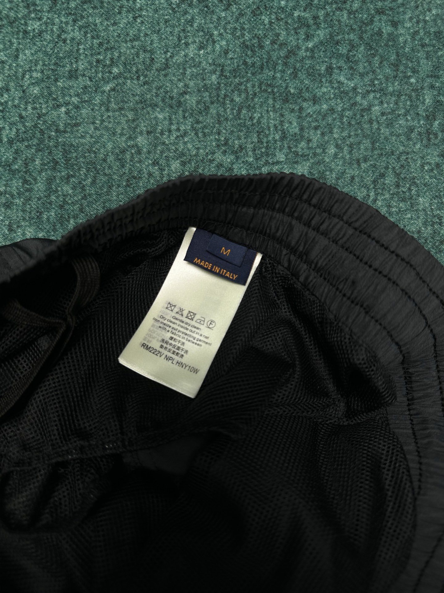 Louis Vuitton 驴家 26ss 新款沙滩短裤于速干科技面料铺陈全幅 Damier 压纹 再借 Marque L