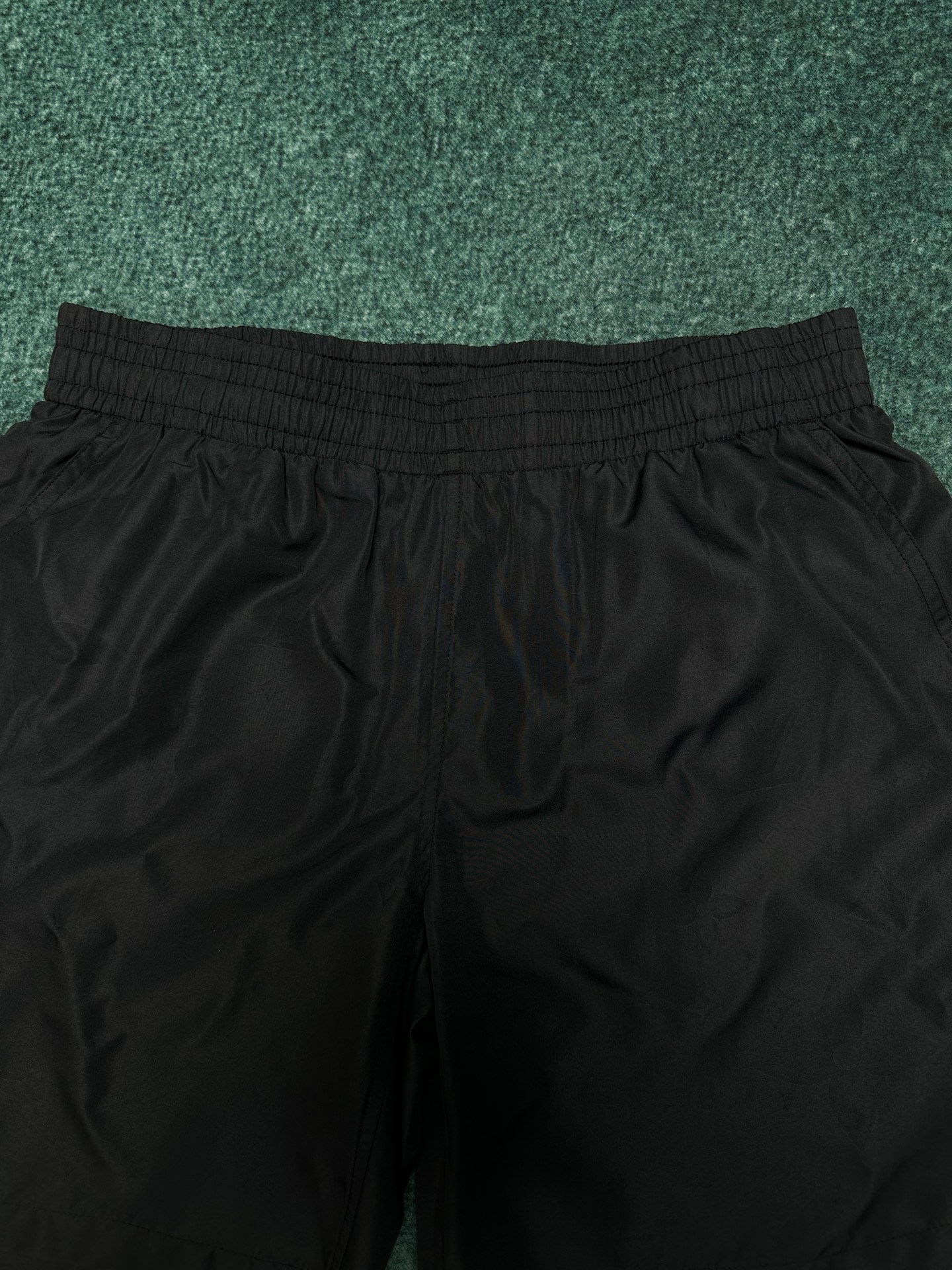 Louis Vuitton 驴家 26ss 新款沙滩短裤于速干科技面料铺陈全幅 Damier 压纹 再借 Marque L