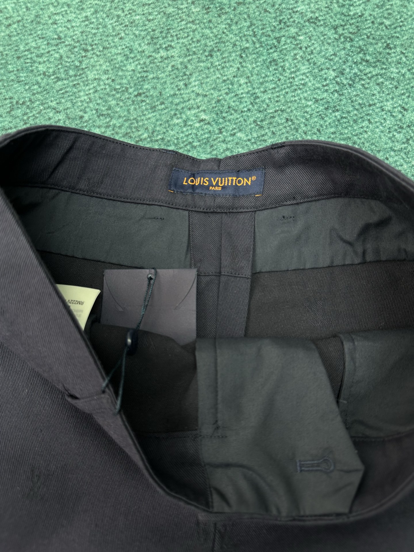 Louis Vuitton 驴家 26ss 新款字母印花皮牌徽章西装短裤，高版本