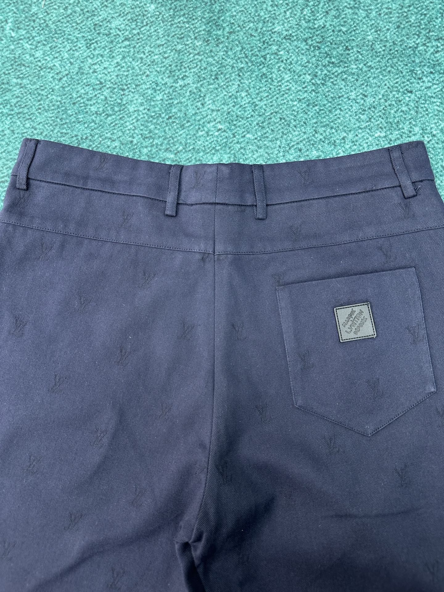 Louis Vuitton 驴家 26ss 新款字母印花皮牌徽章西装短裤，高版本