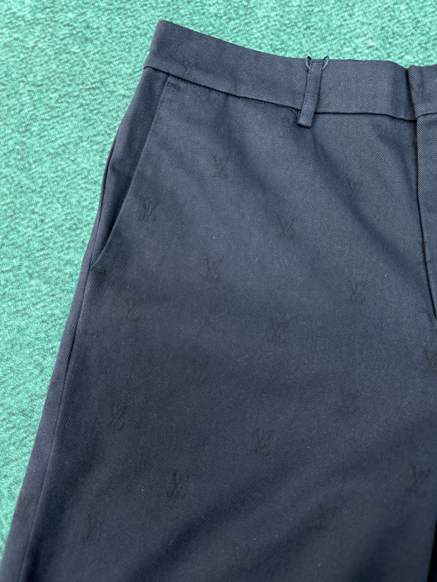 Louis Vuitton 驴家 26ss 新款字母印花皮牌徽章西装短裤，高版本