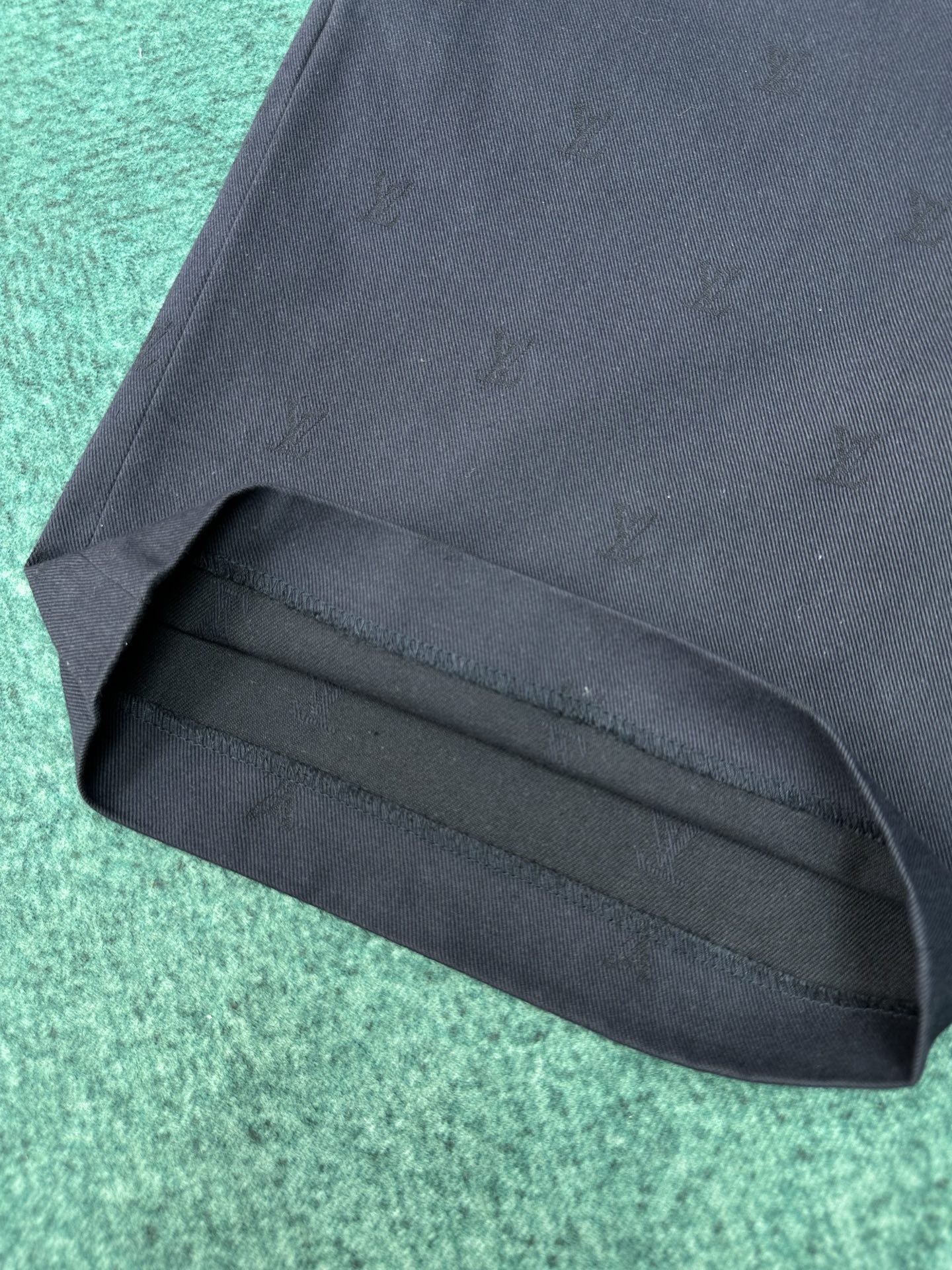 Louis Vuitton 驴家 26ss 新款字母印花皮牌徽章西装短裤，高版本