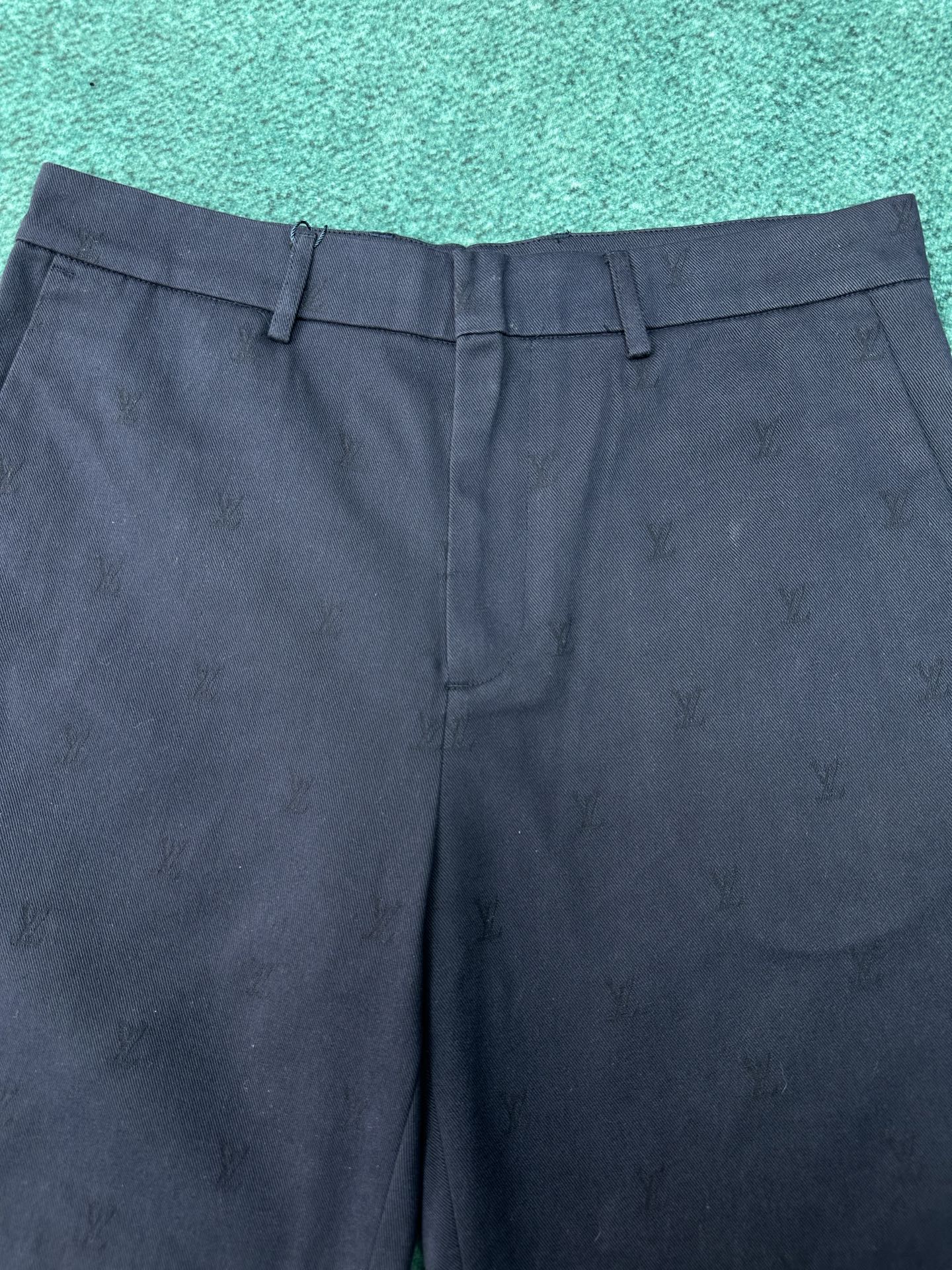 Louis Vuitton 驴家 26ss 新款字母印花皮牌徽章西装短裤，高版本