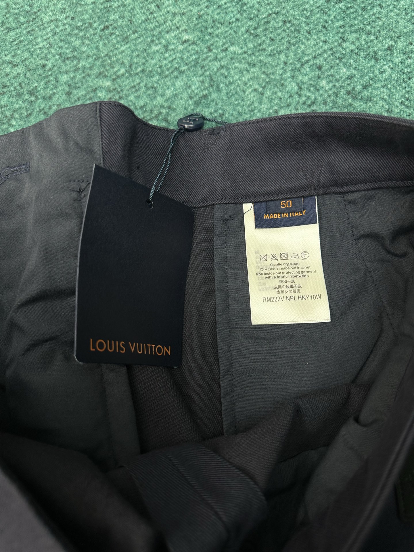 Louis Vuitton 驴家 26ss 新款字母印花皮牌徽章西装短裤，高版本