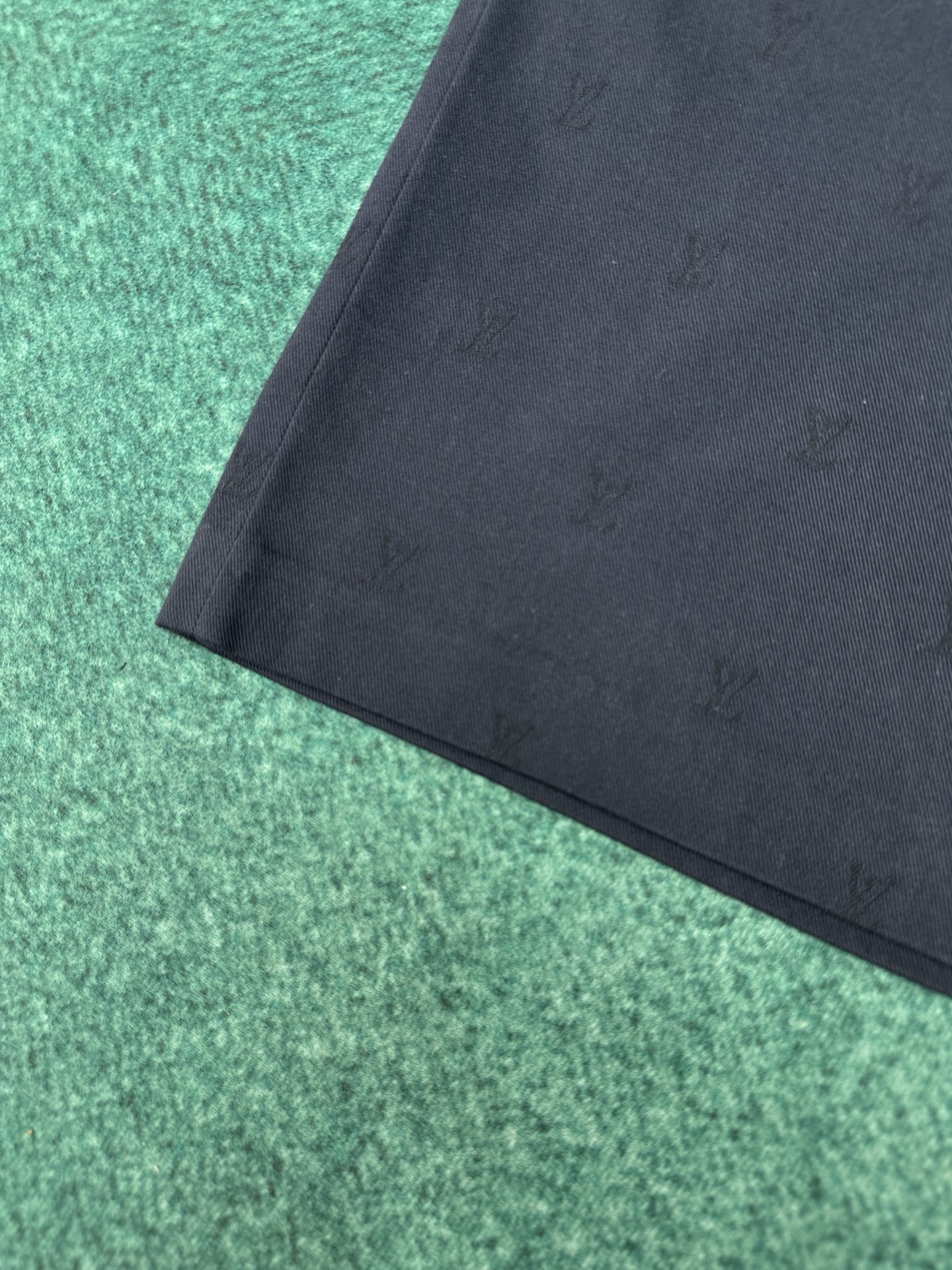 Louis Vuitton 驴家 26ss 新款字母印花皮牌徽章西装短裤，高版本