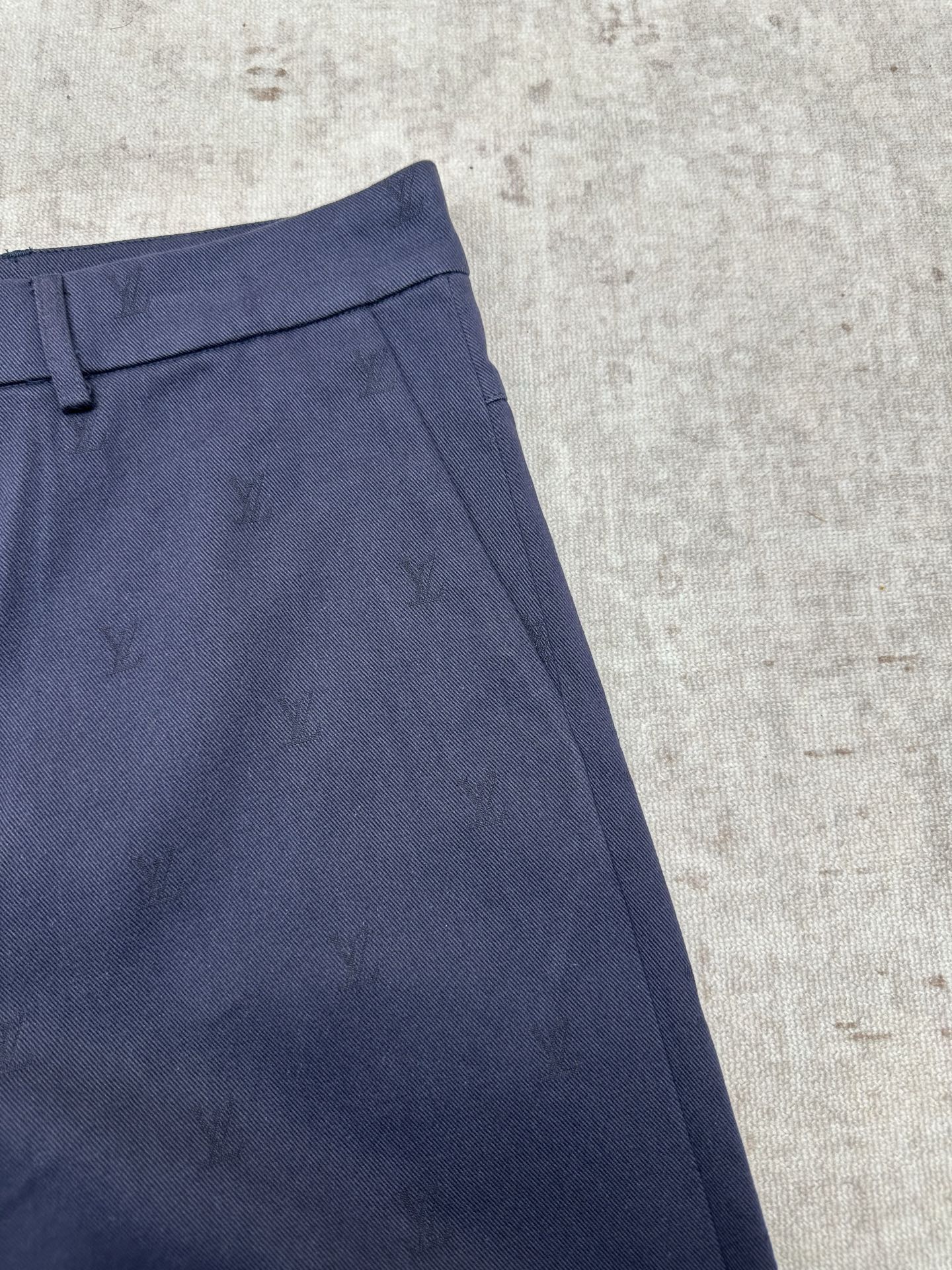 Louis Vuitton 驴家 26ss 新款字母印花皮牌徽章西装短裤，高版本