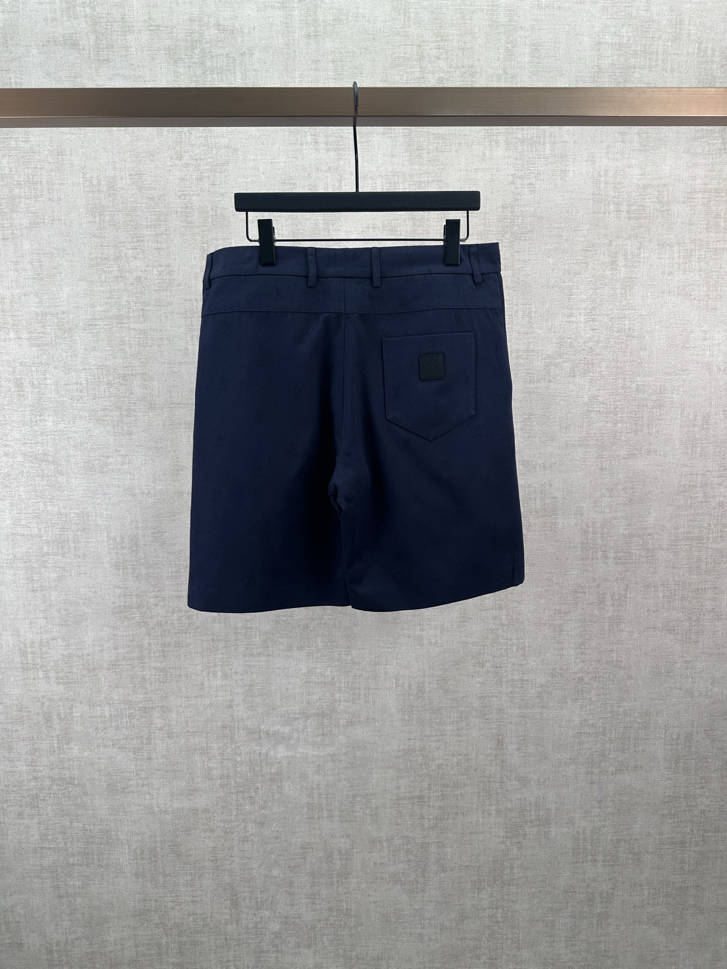 Louis Vuitton 驴家 26ss 新款字母印花皮牌徽章西装短裤，高版本