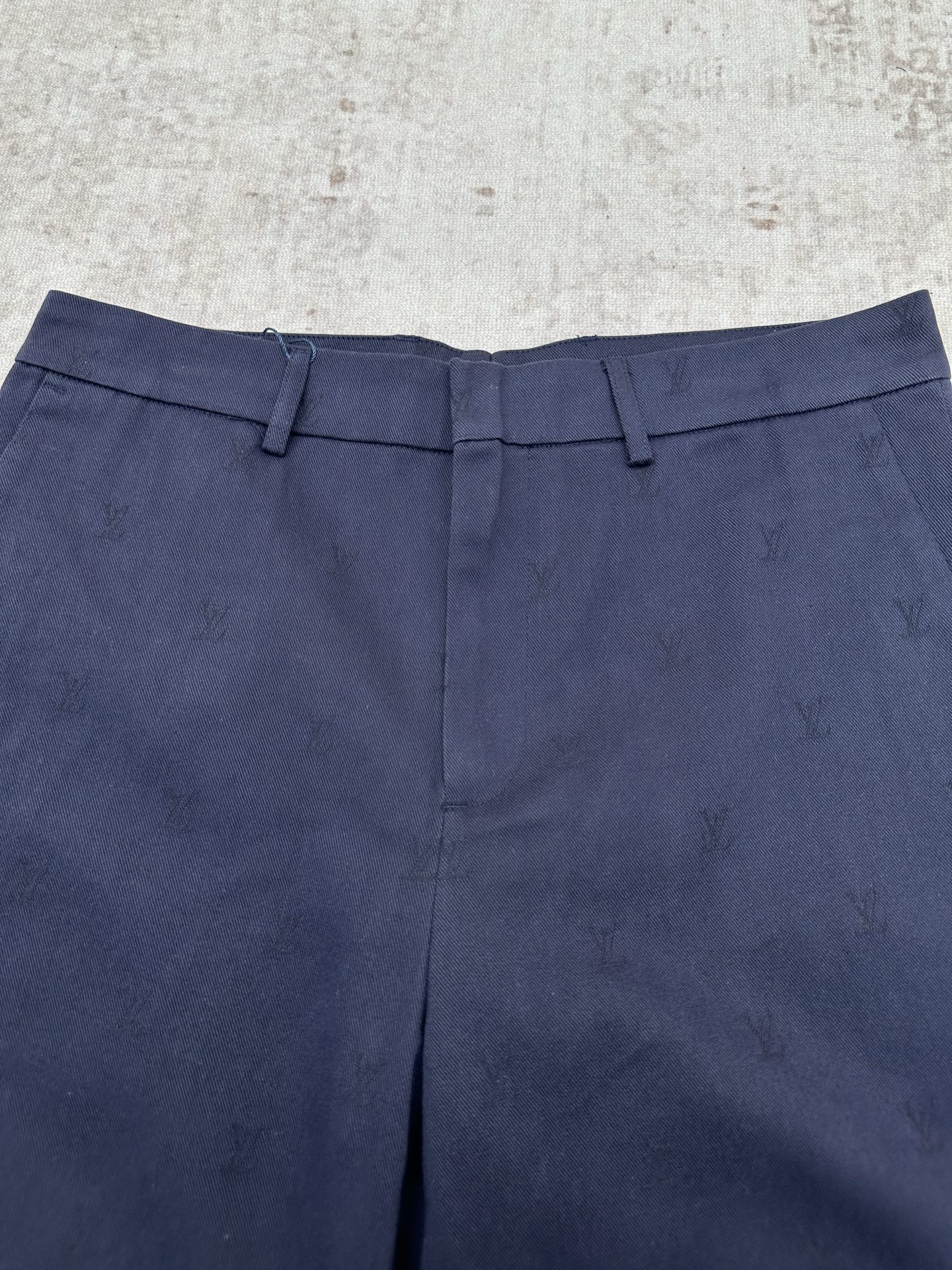 Louis Vuitton 驴家 26ss 新款字母印花皮牌徽章西装短裤，高版本