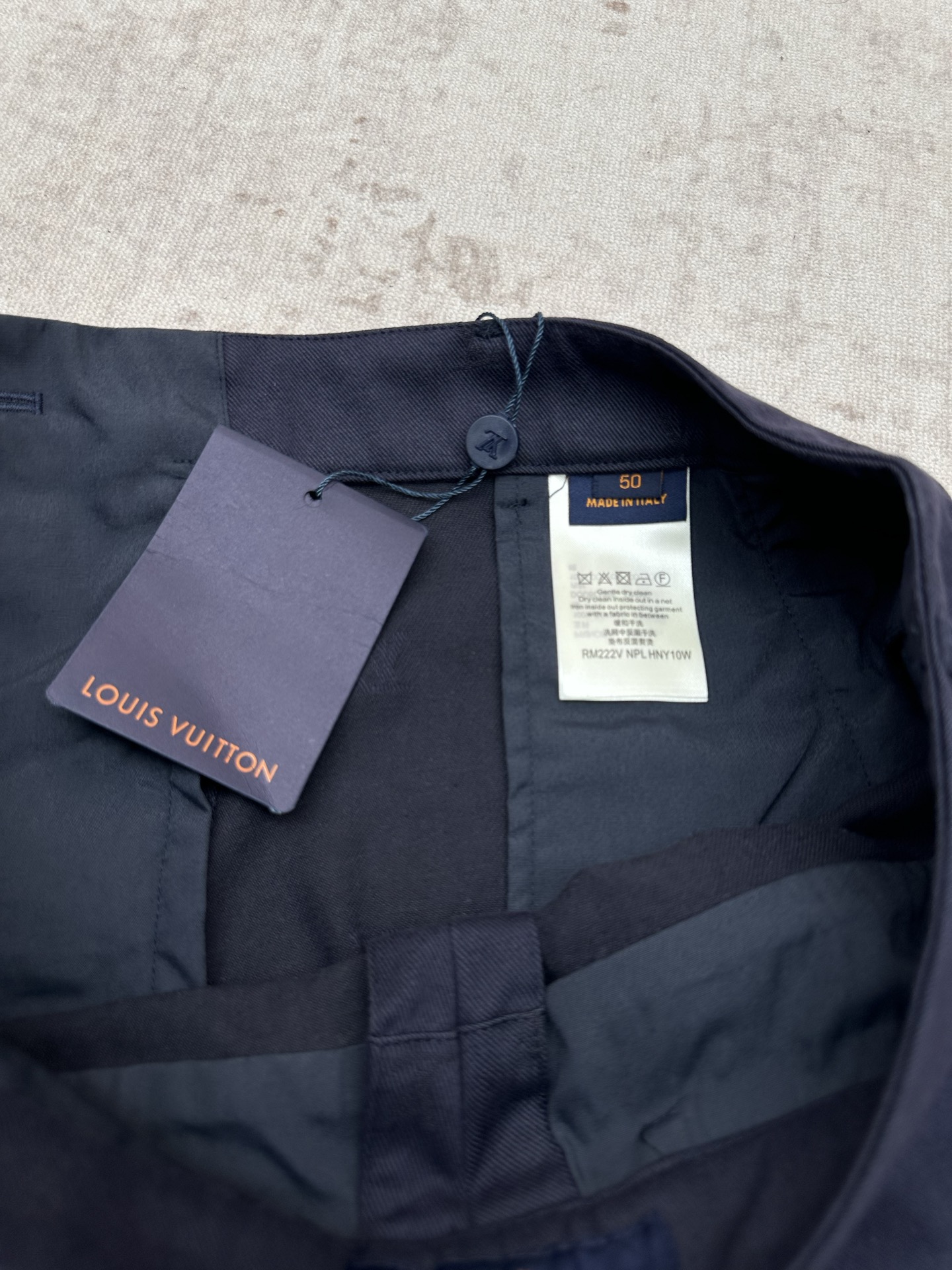Louis Vuitton 驴家 26ss 新款字母印花皮牌徽章西装短裤，高版本