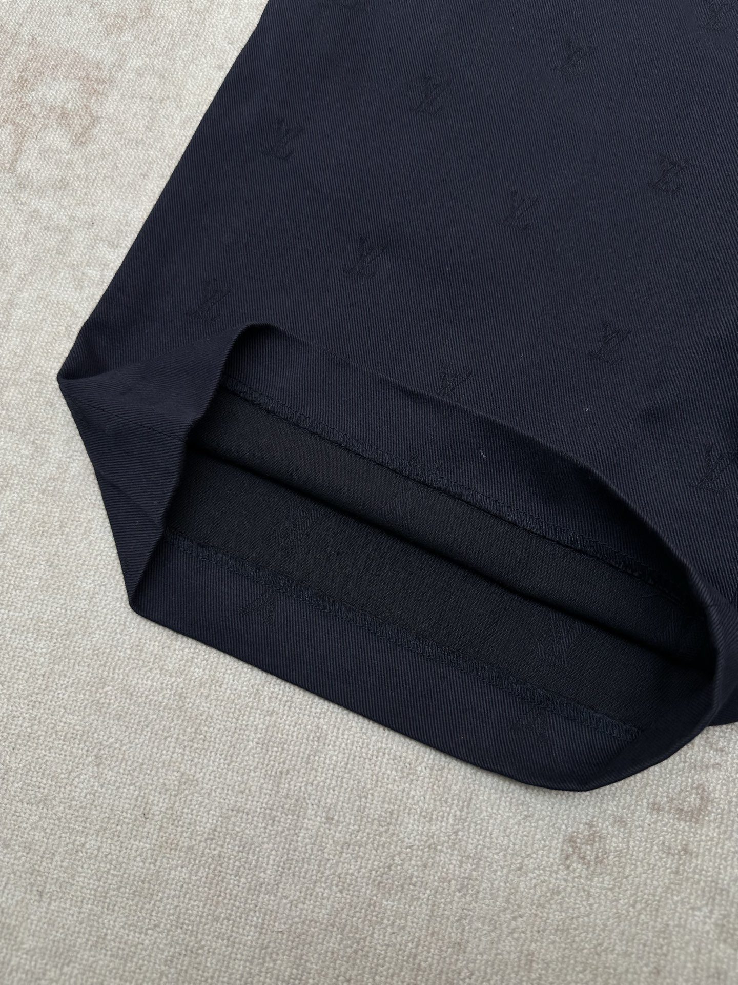 Louis Vuitton 驴家 26ss 新款字母印花皮牌徽章西装短裤，高版本