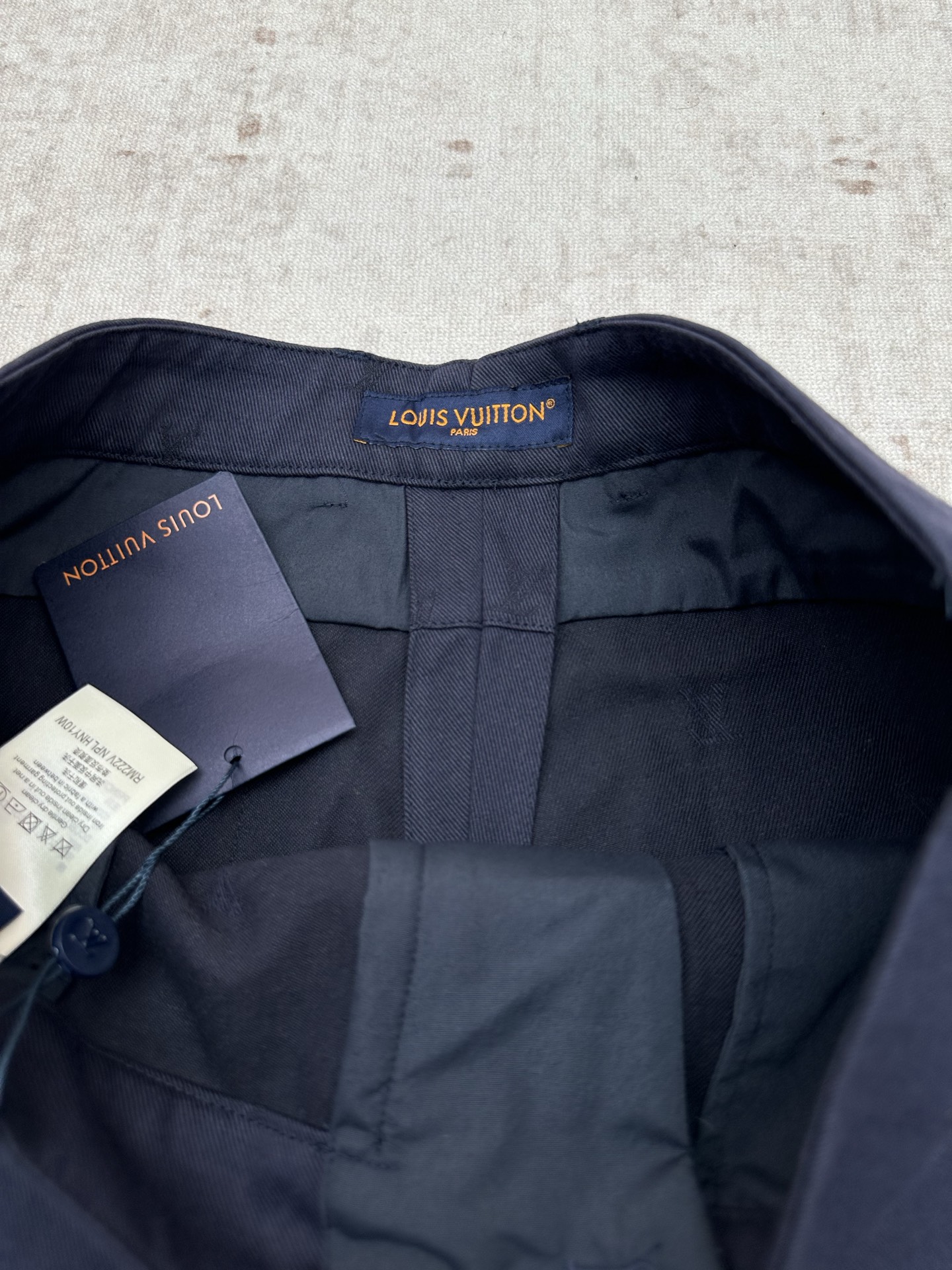 Louis Vuitton 驴家 26ss 新款字母印花皮牌徽章西装短裤，高版本