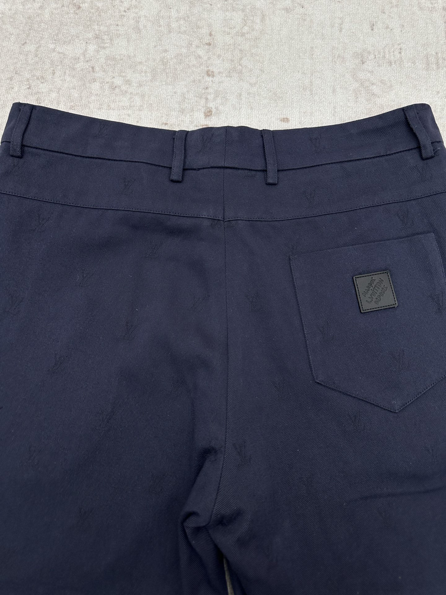 Louis Vuitton 驴家 26ss 新款字母印花皮牌徽章西装短裤，高版本