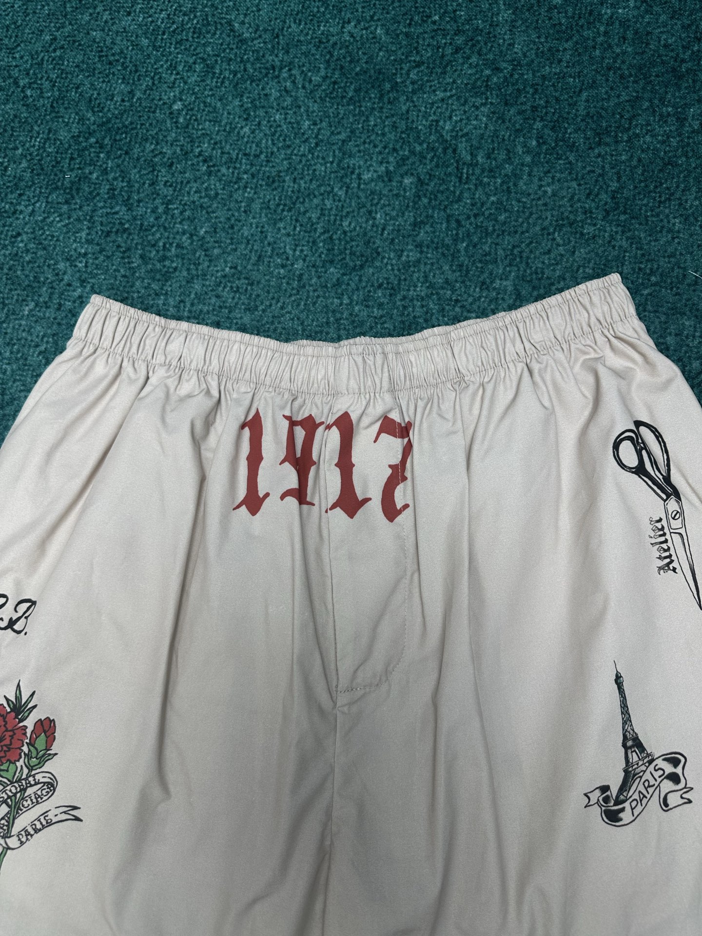 Balenciaga 巴黎 26ss新款Tattoo奶油色宽松运动短裤