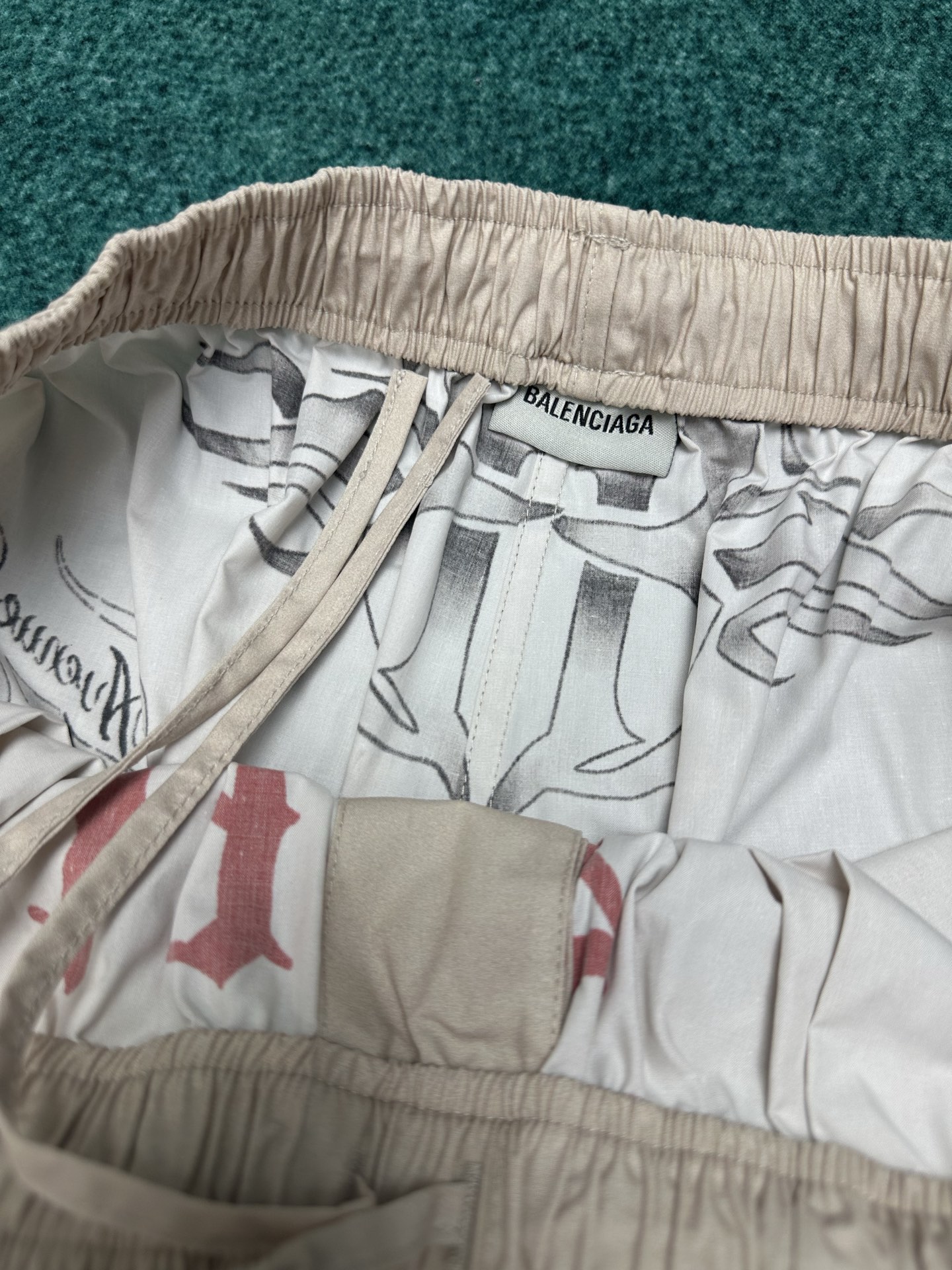 Balenciaga 巴黎 26ss新款Tattoo奶油色宽松运动短裤