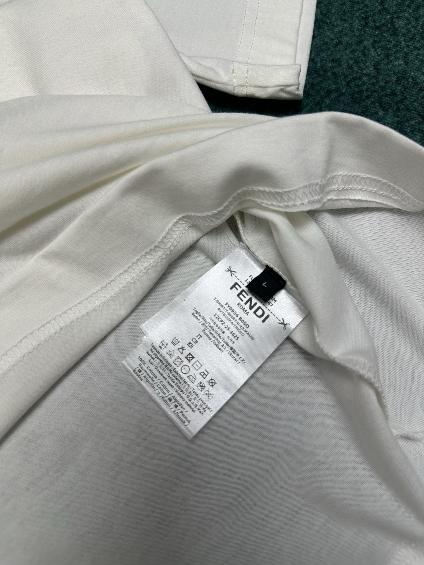 Fendi 芬迪 26ss新款标准版型短袖圆领T恤。白色纯棉材质。正面中央绣有拼色冰淇淋图案和FF细节