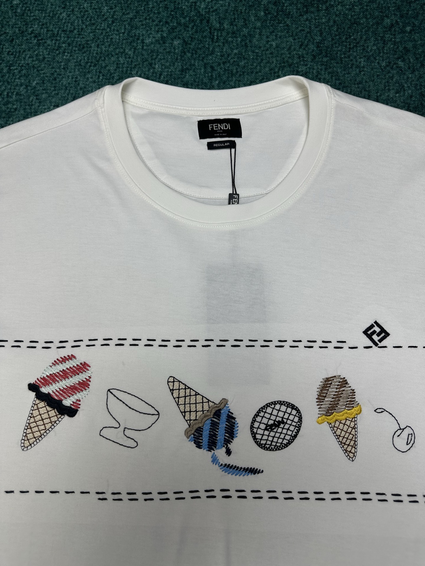 Fendi 芬迪 26ss新款标准版型短袖圆领T恤。白色纯棉材质。正面中央绣有拼色冰淇淋图案和FF细节