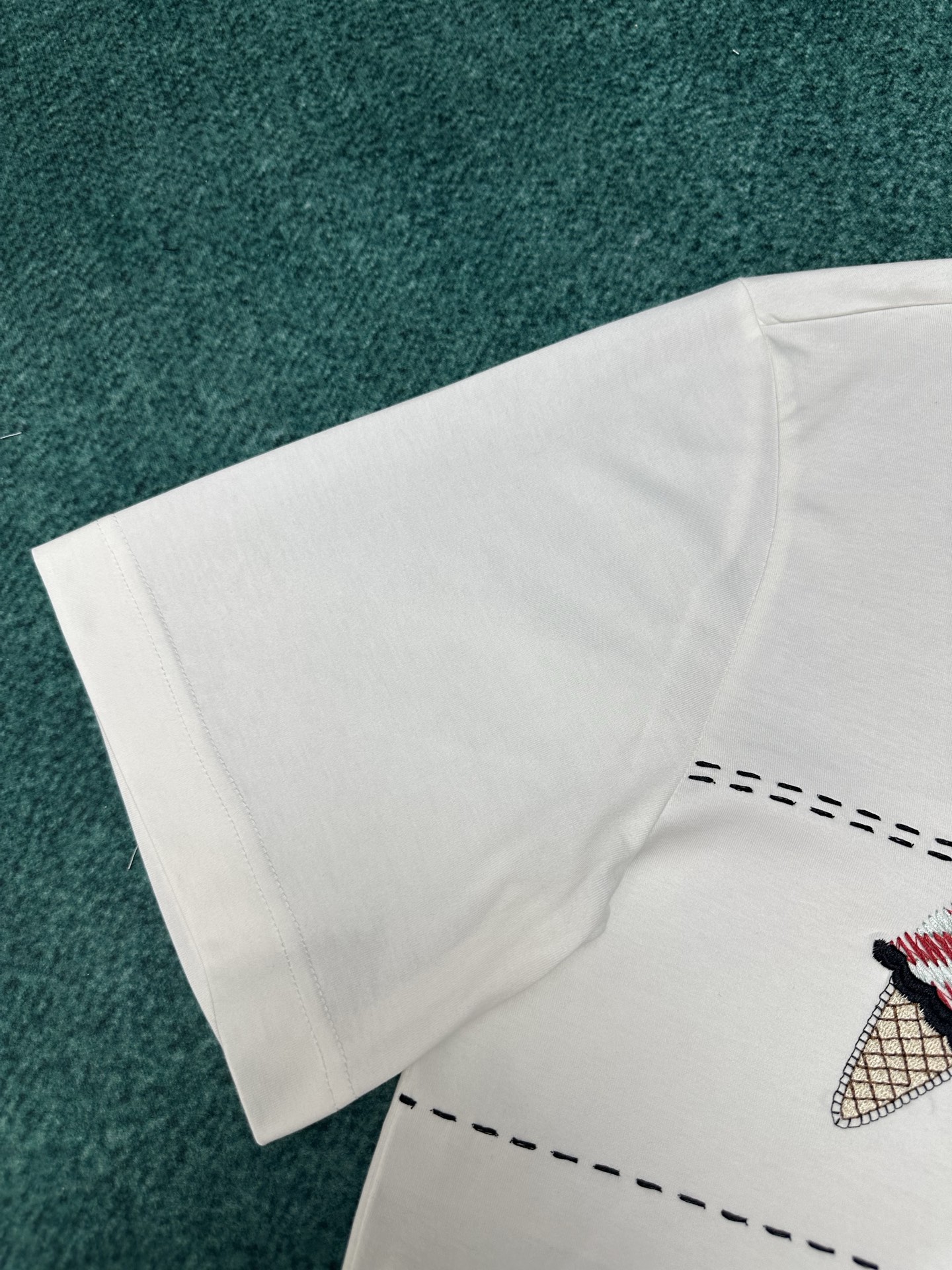 Fendi 芬迪 26ss新款标准版型短袖圆领T恤。白色纯棉材质。正面中央绣有拼色冰淇淋图案和FF细节