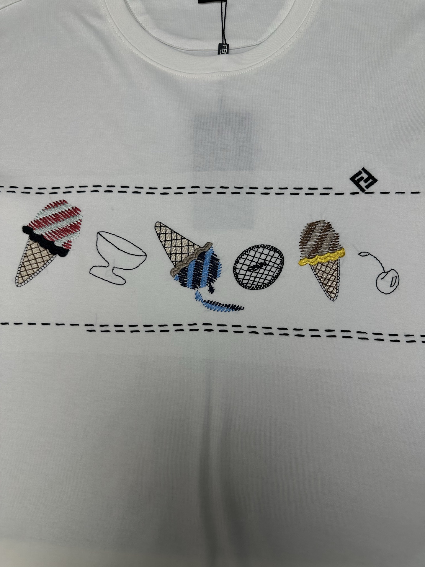 Fendi 芬迪 26ss新款标准版型短袖圆领T恤。白色纯棉材质。正面中央绣有拼色冰淇淋图案和FF细节