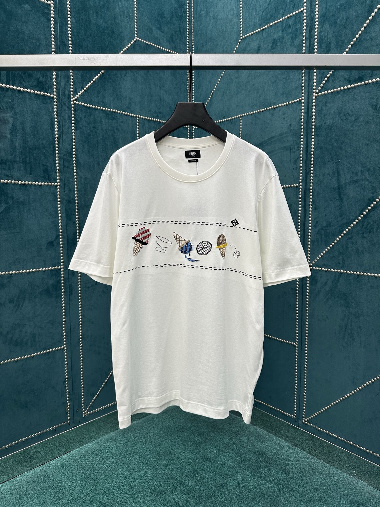 Fendi 芬迪 26ss新款标准版型短袖圆领T恤。白色纯棉材质。正面中央绣有拼色冰淇淋图案和FF细节