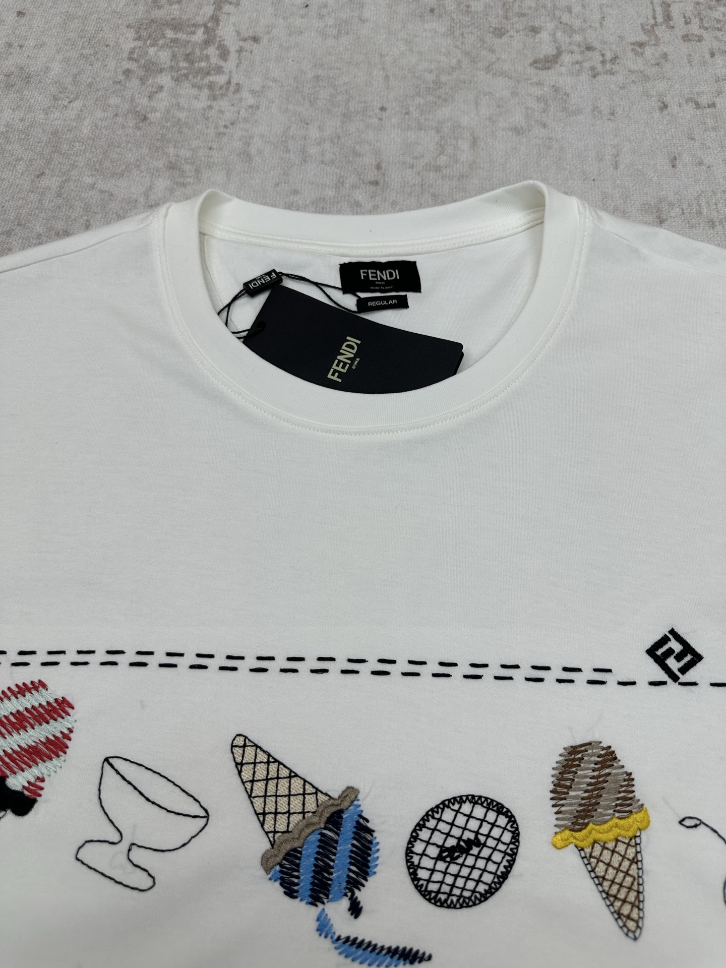 Fendi 芬迪 26ss新款标准版型短袖圆领T恤。白色纯棉材质。正面中央绣有拼色冰淇淋图案和FF细节