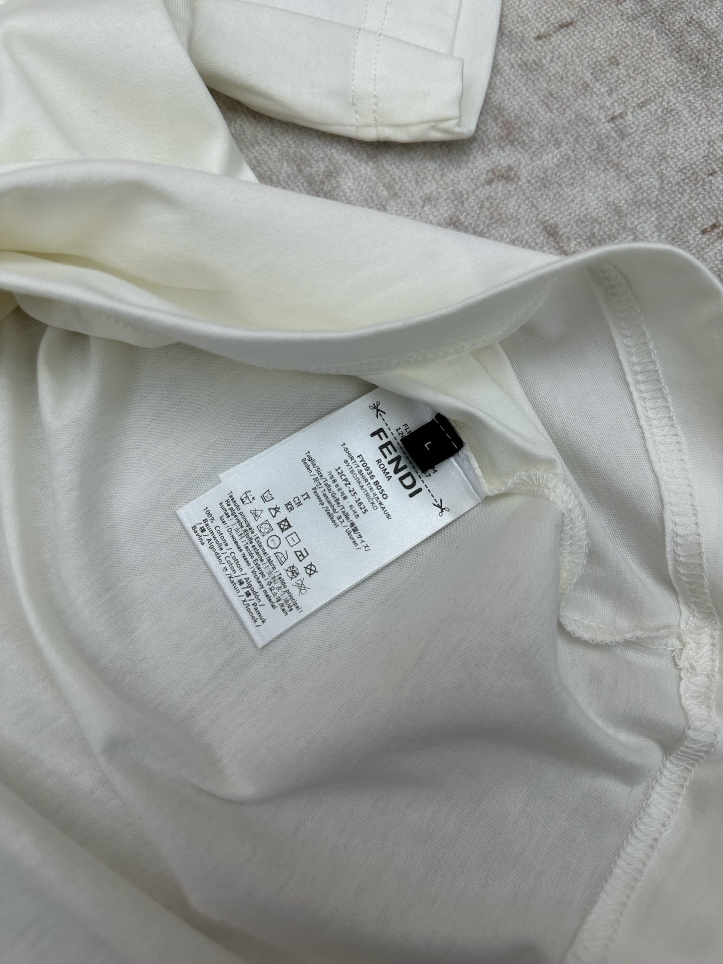 Fendi 芬迪 26ss新款标准版型短袖圆领T恤。白色纯棉材质。正面中央绣有拼色冰淇淋图案和FF细节