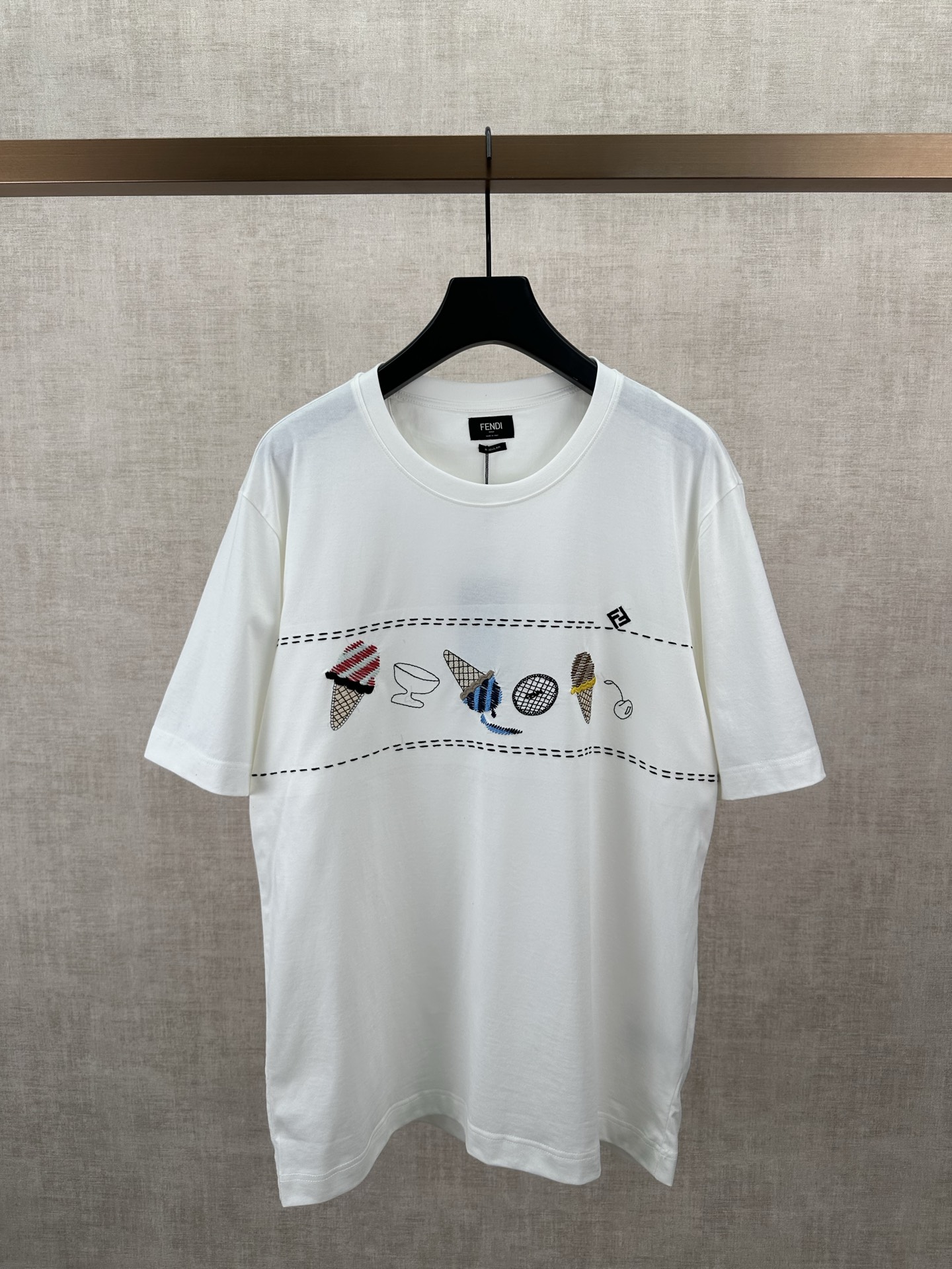 Fendi 芬迪 26ss新款标准版型短袖圆领T恤。白色纯棉材质。正面中央绣有拼色冰淇淋图案和FF细节