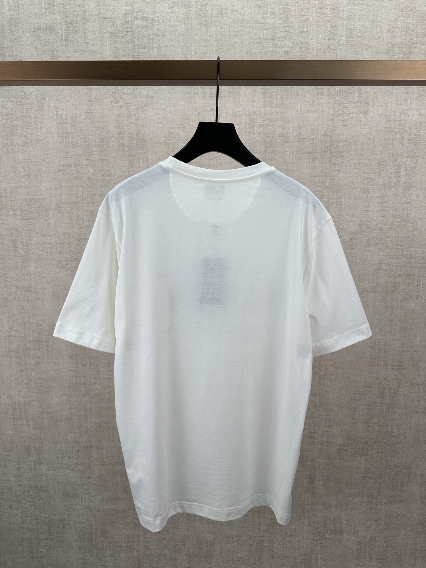 Fendi 芬迪 26ss新款标准版型短袖圆领T恤。白色纯棉材质。正面中央绣有拼色冰淇淋图案和FF细节