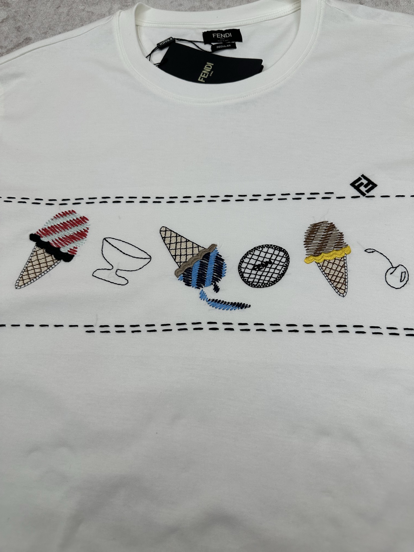 Fendi 芬迪 26ss新款标准版型短袖圆领T恤。白色纯棉材质。正面中央绣有拼色冰淇淋图案和FF细节