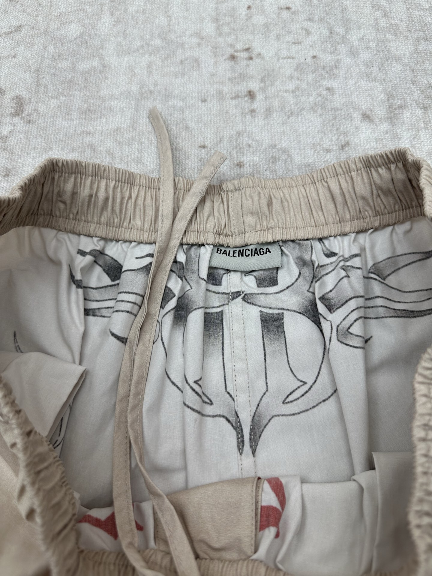 Balenciaga 巴黎 26ss新款Tattoo奶油色宽松运动短裤