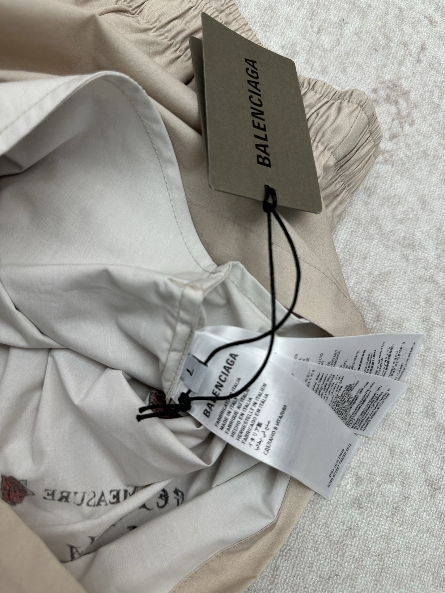 Balenciaga 巴黎 26ss新款Tattoo奶油色宽松运动短裤